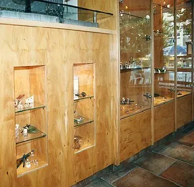 Vitrine mit Eibenholz des Schmuckgeschäftes