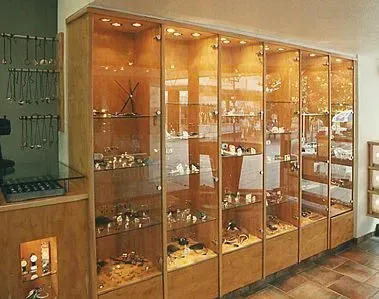 Vitrinen des Schmuckgeschäftes