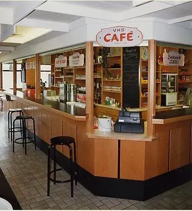 Komplette Thekenanlage in der Cafeteria der Volkshochschule Essen. Von der Seite