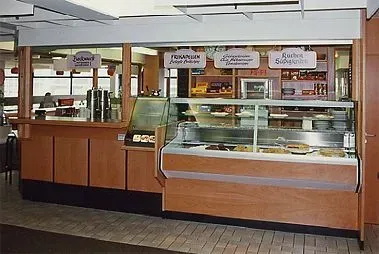 Komplette Thekenanlage in der Cafeteria der Volkshochschule Essen. Von vorne