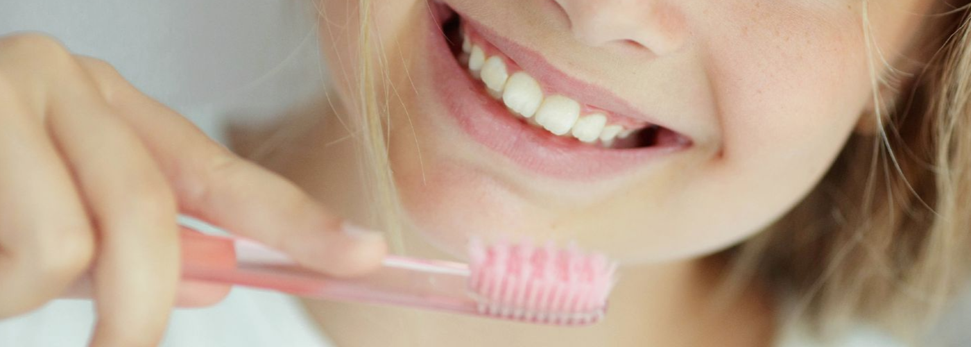 Narkosebehandlung bei adentes Ein Baby trägt eine Sauerstoffmaske auf seinem Gesicht