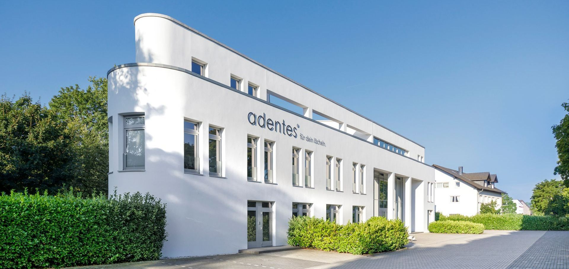 Ein weißes Gebäude mit dem Wort „acenter“ darauf