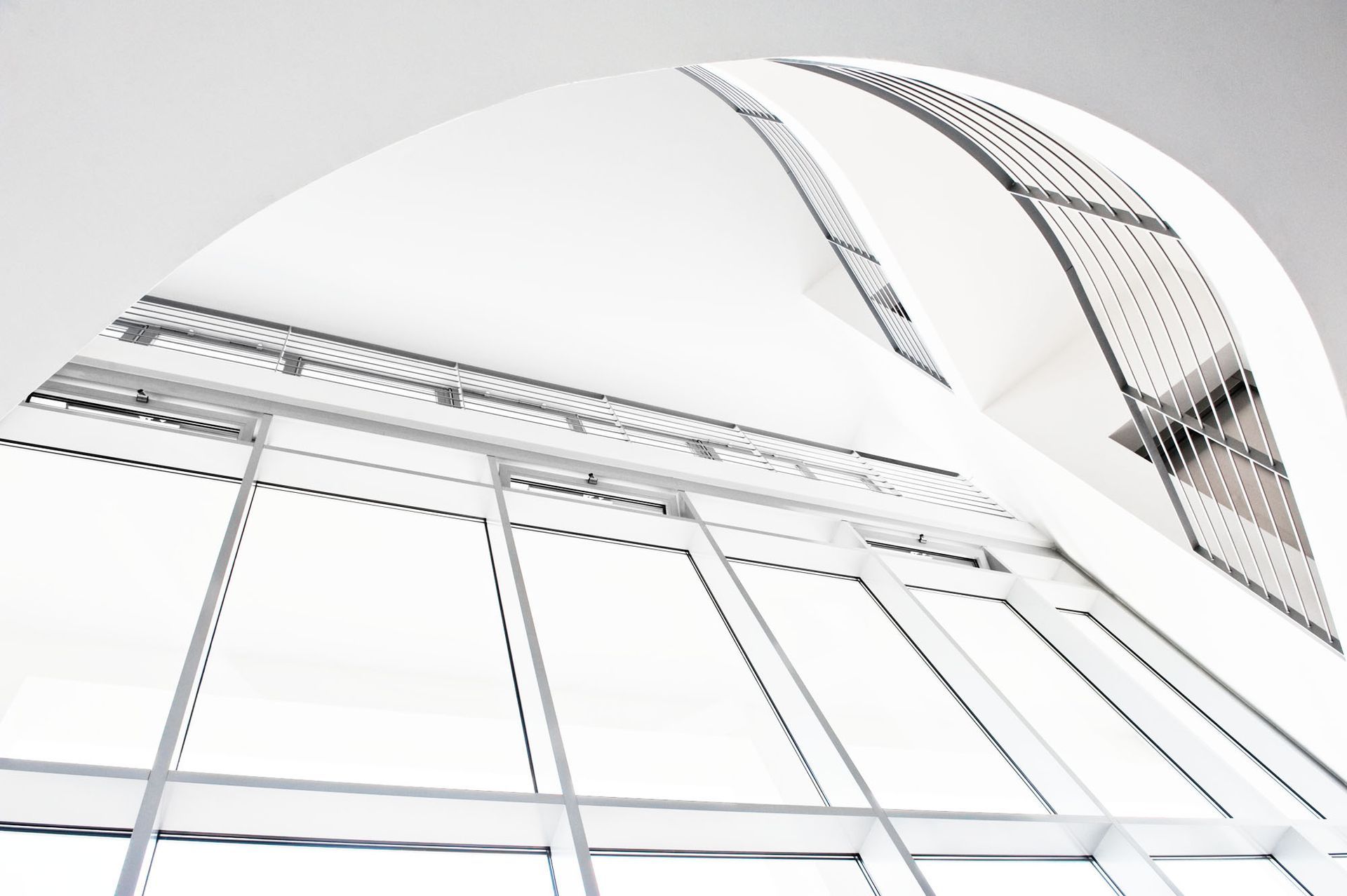 Ein verschwommenes Bild eines Zahnarztstuhls in einer Zahnarztpraxis.