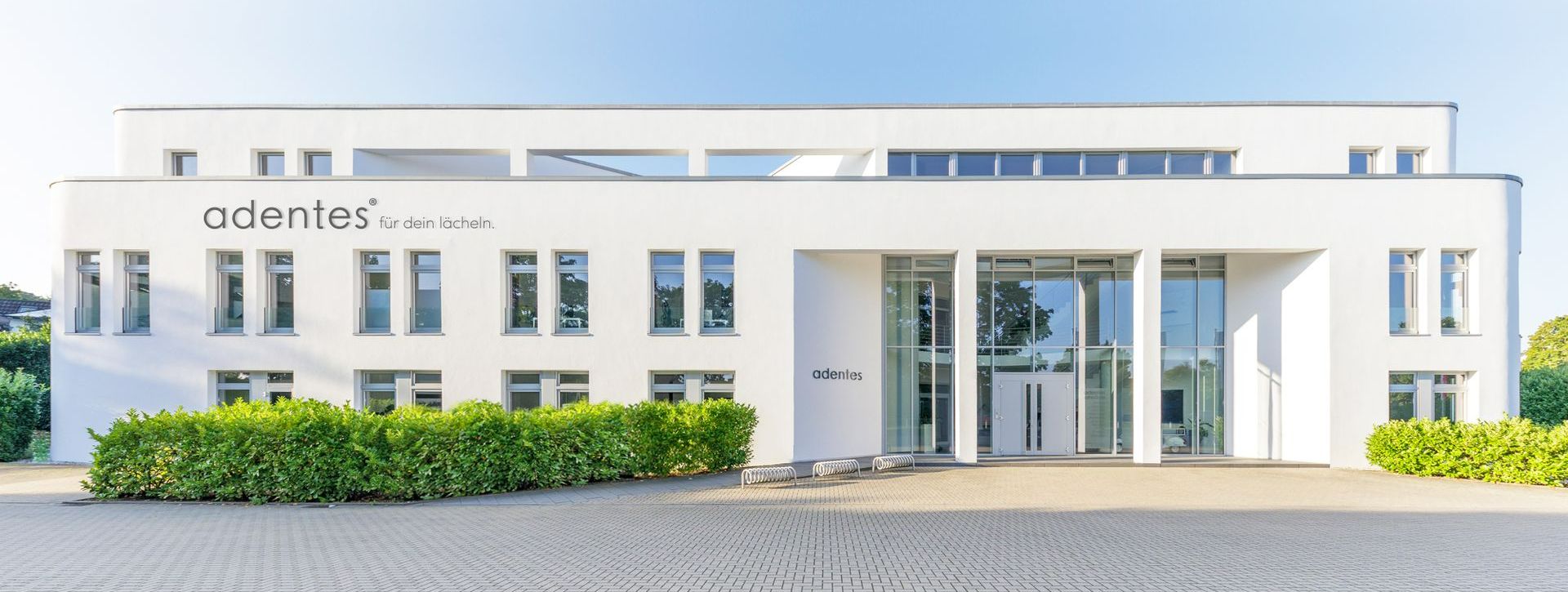 Ein großes weißes Gebäude mit dem Wort Atlantis auf der Spitze
