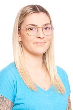 Unsere Assistenz Anna Eine Frau mit langen Haaren trägt ein blaues T-Shirt mit der Aufschrift ADC