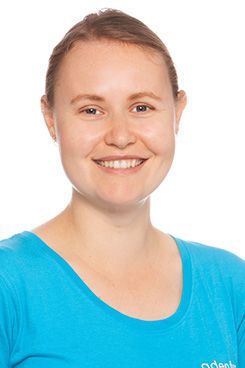 Zahnmedizinische Prophylaxeassistentin Carmen Eine Frau in einem blauen Hemd lächelt in die Kamera.