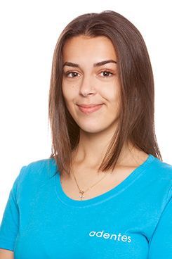 Assistenz Zahnheilkunde Jennifer Eine Frau in einem blauen Hemd lächelt in die Kamera.