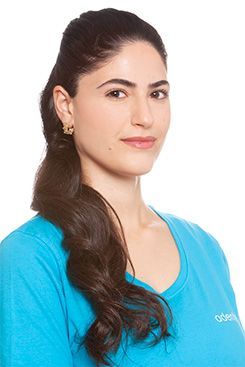 Assistenz Zahnheilkunde Jennifer Eine Frau in einem blauen Poloshirt lächelt in die Kamera.