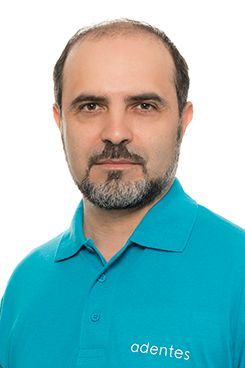 Dr. Hazem Al Ahdab Ein Mann mit Bart trägt ein blaues Poloshirt.