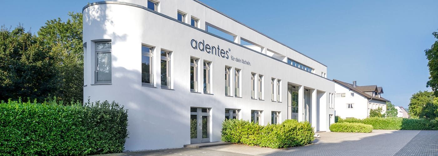 Ein weißes Gebäude mit dem Wort „acenter“ darauf