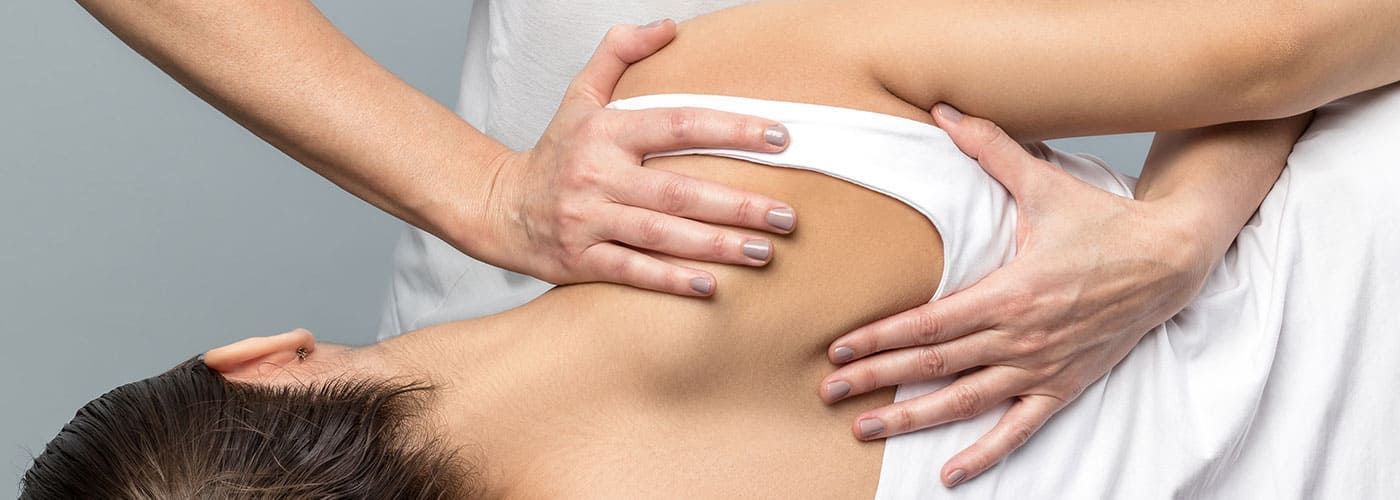 adentes MVZ- Ihre Osteopathie in Sankt Augustin bei Bonn Ein Mann bekommt von einer Frau eine Massage.