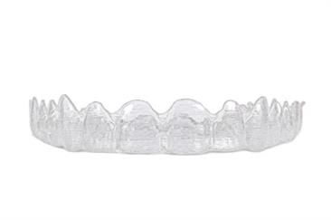 Invisalign Schiene Eine Nahaufnahme einer durchsichtigen Zahnspange auf weißem Hintergrund.