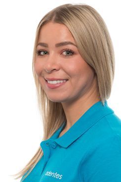 Assistenz Zahnheilkunde Jennifer Eine Frau in einem blauen Poloshirt lächelt in die Kamera.