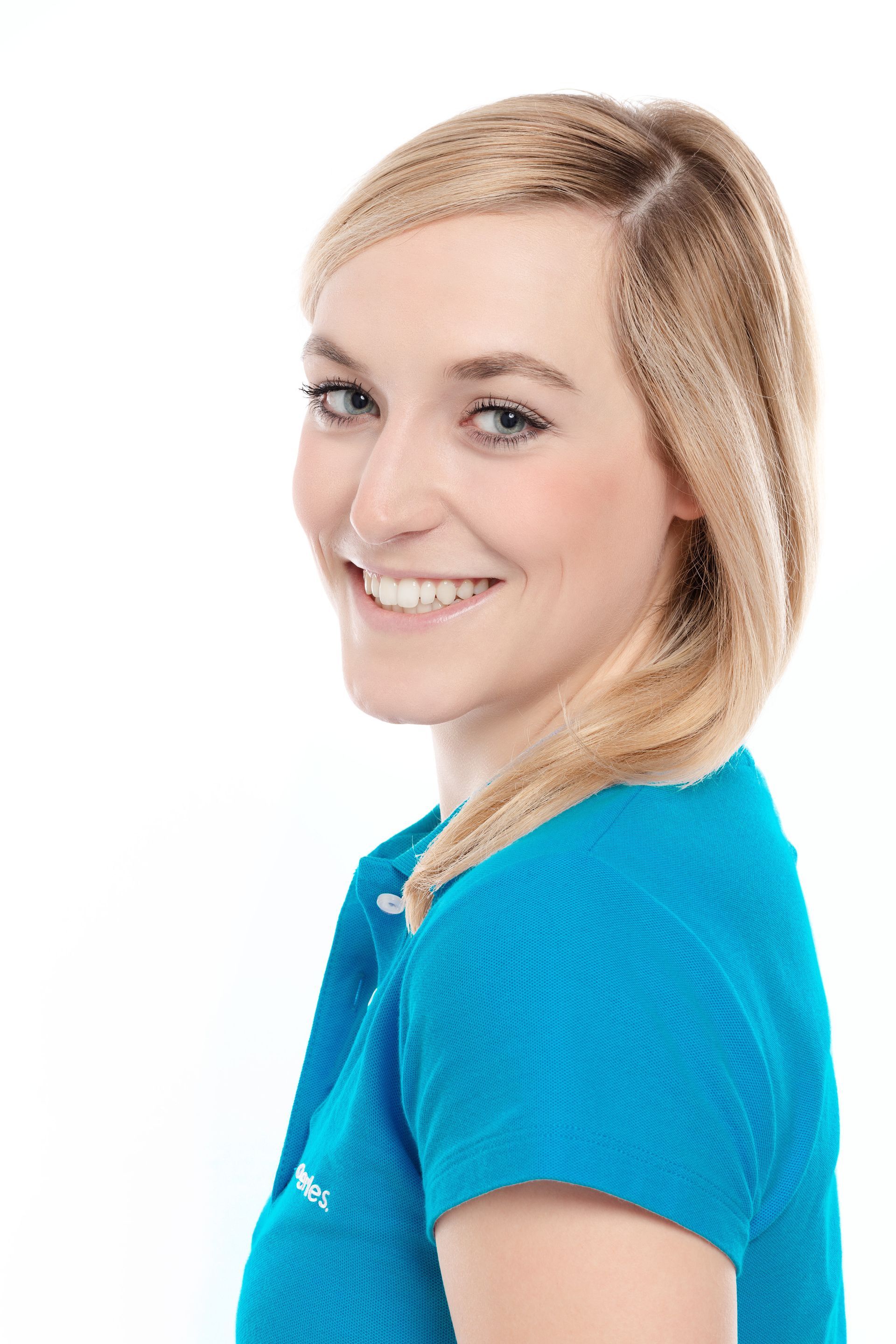 Dental Hygienist Jessica Eine Frau trägt ein blaues Poloshirt und lächelt.