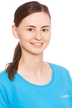 Assistenz Zahnheilkunde Jennifer Eine Frau in einem blauen Poloshirt lächelt in die Kamera.