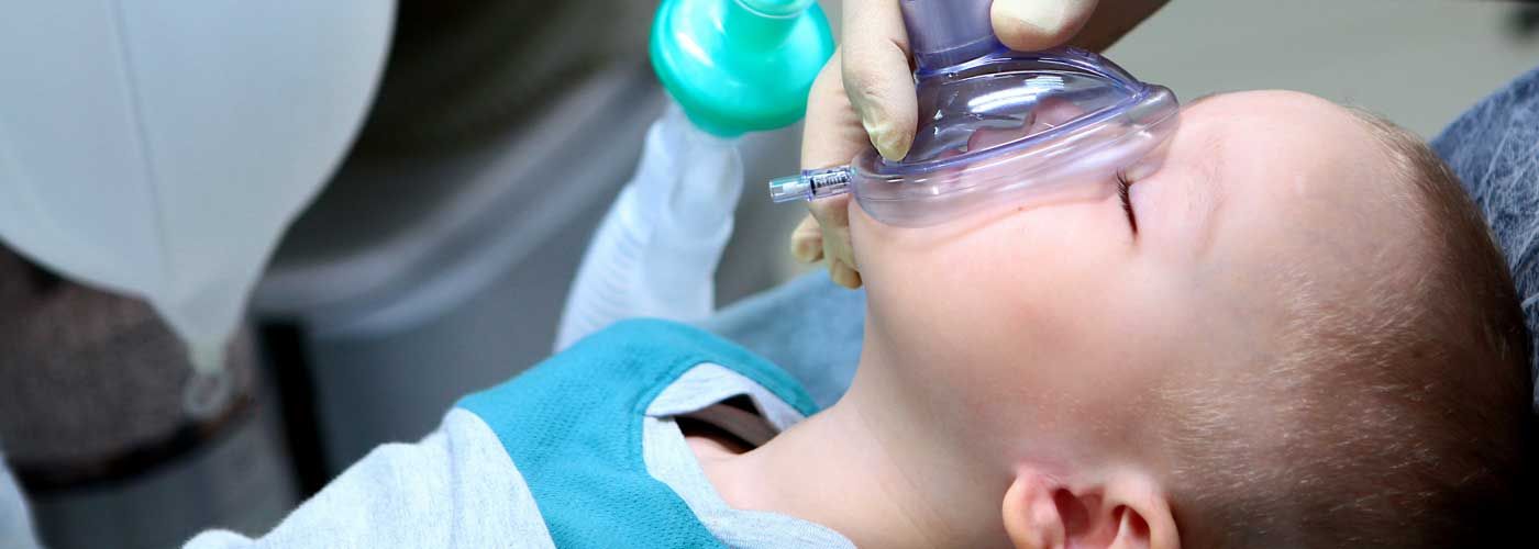 Narkosebehandlung bei adentes Ein Baby trägt eine Sauerstoffmaske auf seinem Gesicht