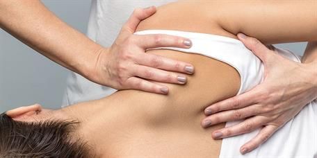 Eine Person bekommt eine Rückenmassage.