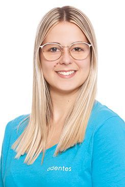Assistenz Rebecca Eine Frau mit langen braunen Haaren trägt ein blaues Hemd und lächelt.