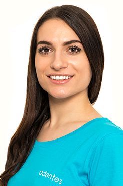 Zahnmedizinische Fachangestellte Sarah Eine Frau mit langen Haaren trägt ein blaues Hemd und lächelt.