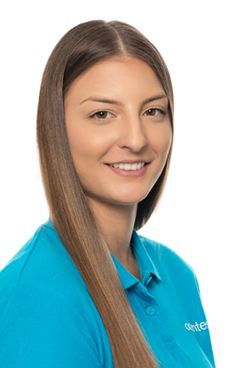 Zahnmedizinische Fachangestellte Stefanie Eine Frau mit langen Haaren trägt ein blaues Hemd und lächelt.