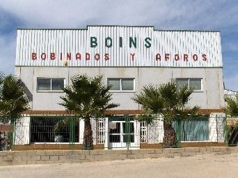 Edificio gris, letrero que dice