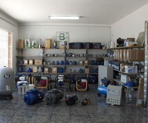 Interior de la tienda con estanterías que exhiben bombas de agua y equipos.