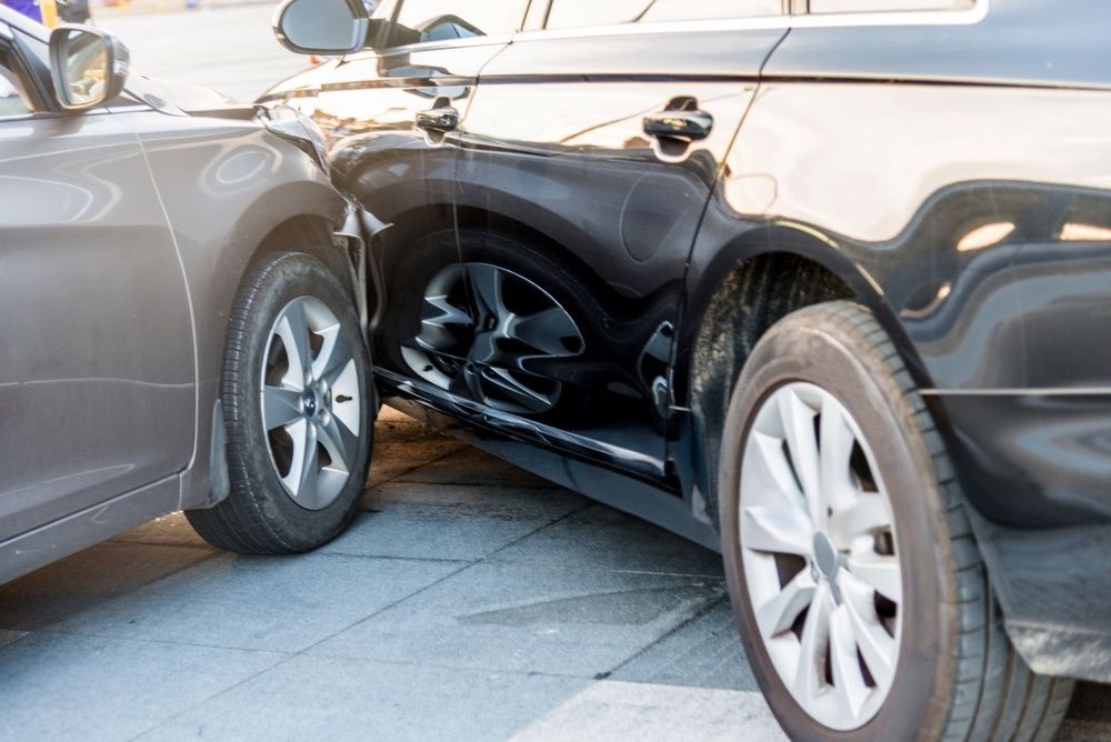 Dos coches chocan en una colisión lateral a corta distancia en una calle