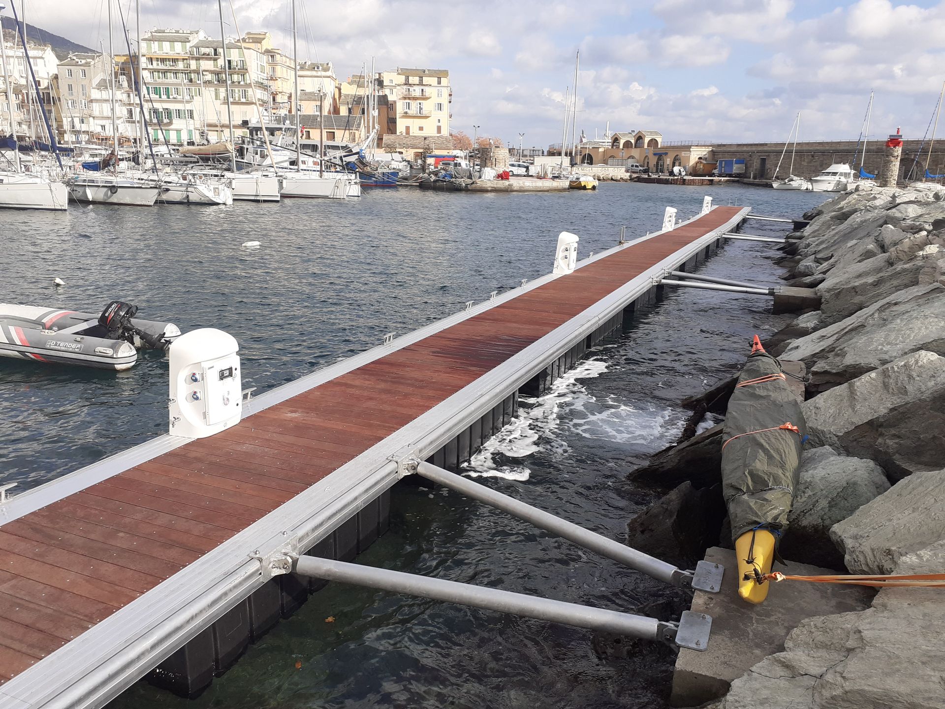 Quai en bois s'étendant dans le port