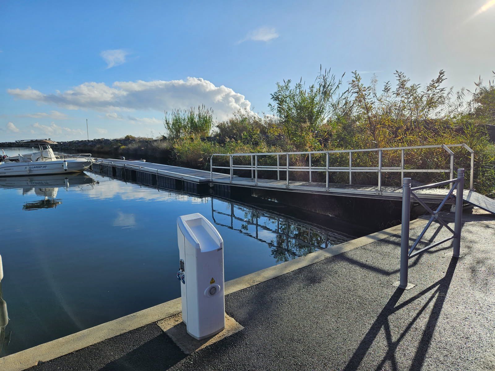 Un quai avec un ponton flottant