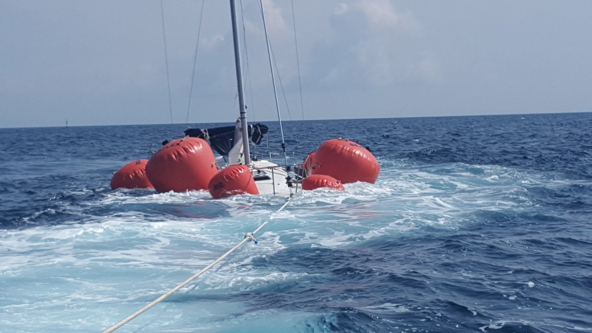 Sauvetage d'un bateau avec de bouées oranges de flottaison