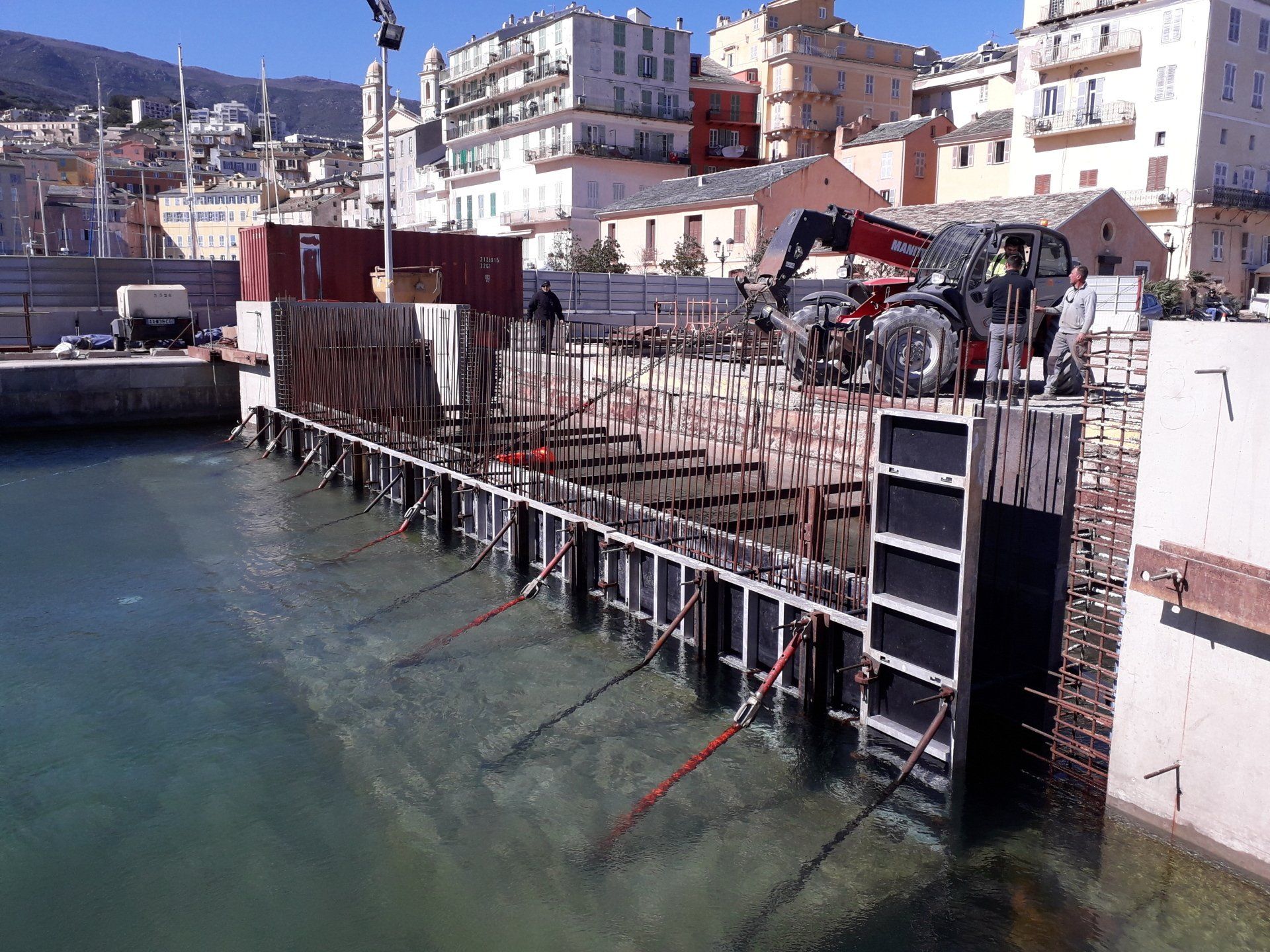 Travaux de construction avec de camions aux abords d'un quai