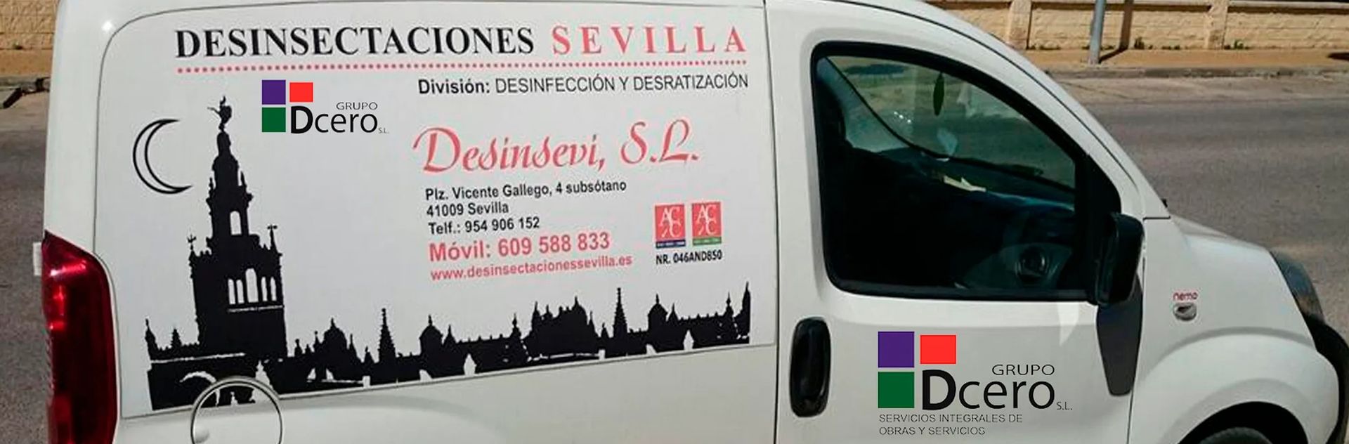Una camioneta blanca está estacionada al costado de la carretera.