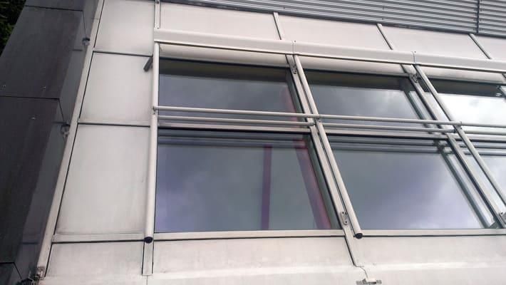 Ein Gebäude mit vielen Fenstern