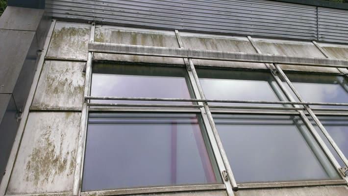 Ein Gebäude mit vielen Fenstern und einem Dach