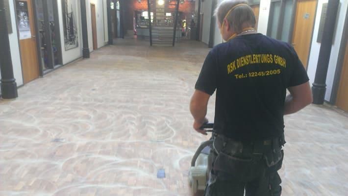 Ein Mann trägt ein T-Shirt mit der Aufschrift „Foundation for Arts“