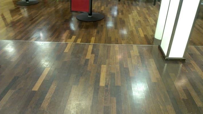 Ein Holzboden mit ein paar Lichtern darauf