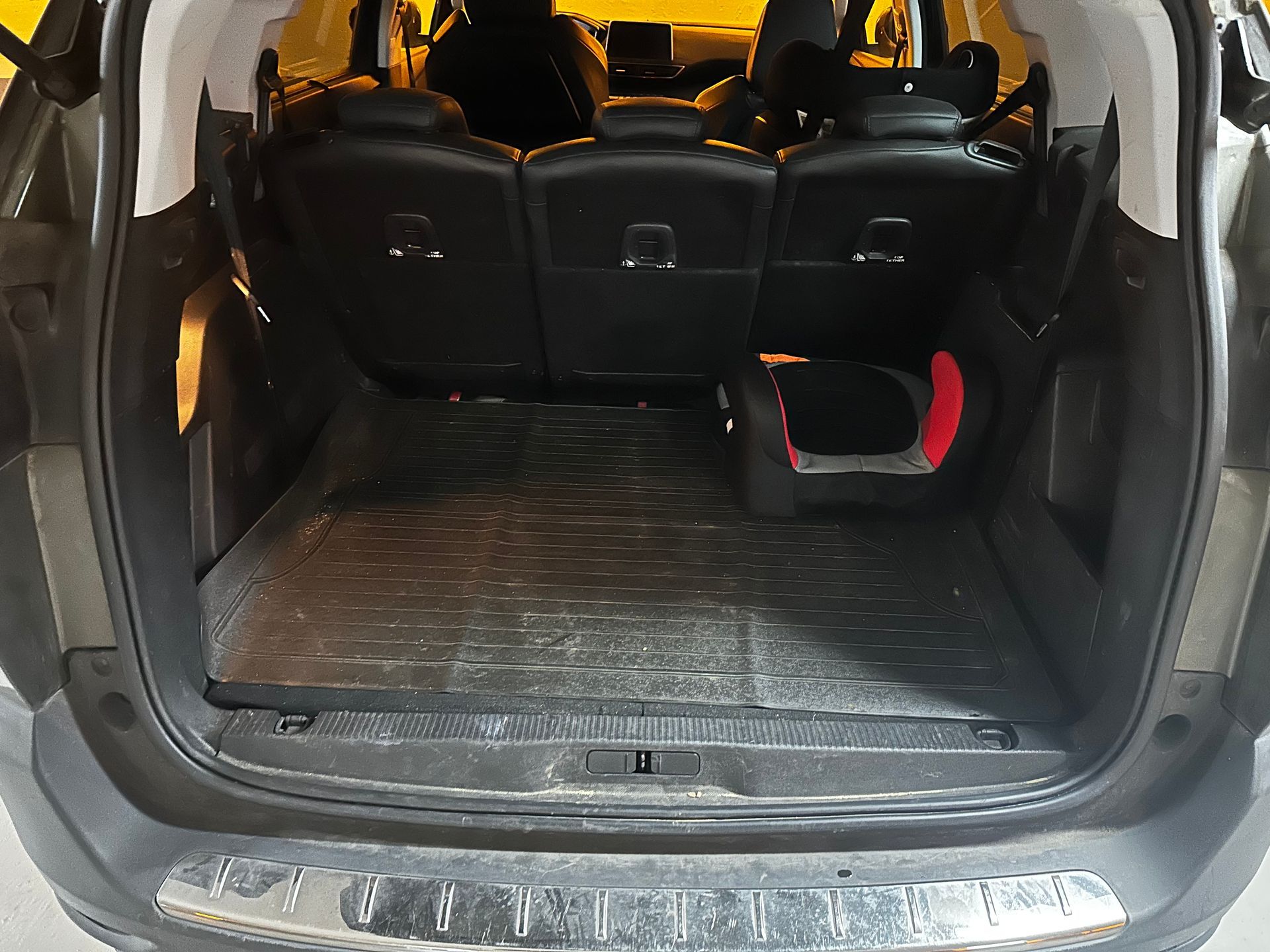 Lavage du coffre d'une voiture