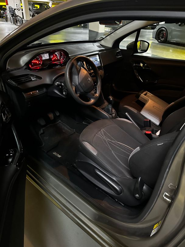 Lavage à sec de l'intérieur d'une voiture