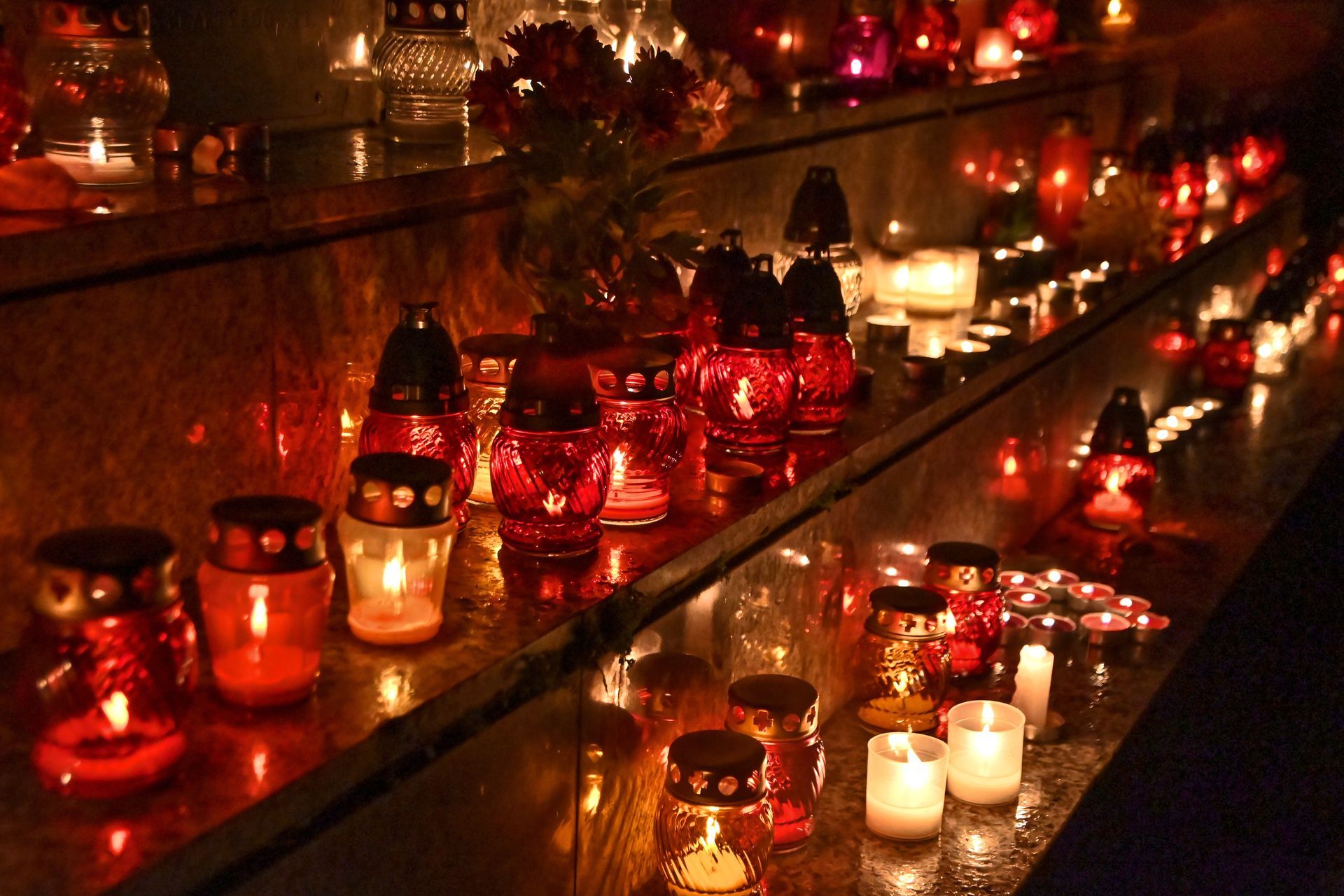 Des rangées de bougies rouges et blanches scintillantes.