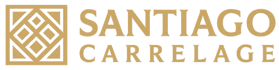 Logo avec texte doré et motif géométrique carré, portant l'inscription « Santiago Carrelage ».
