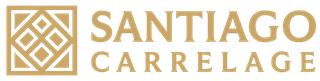 Logo avec texte doré et motif géométrique carré, portant l'inscription « Santiago Carrelage ».