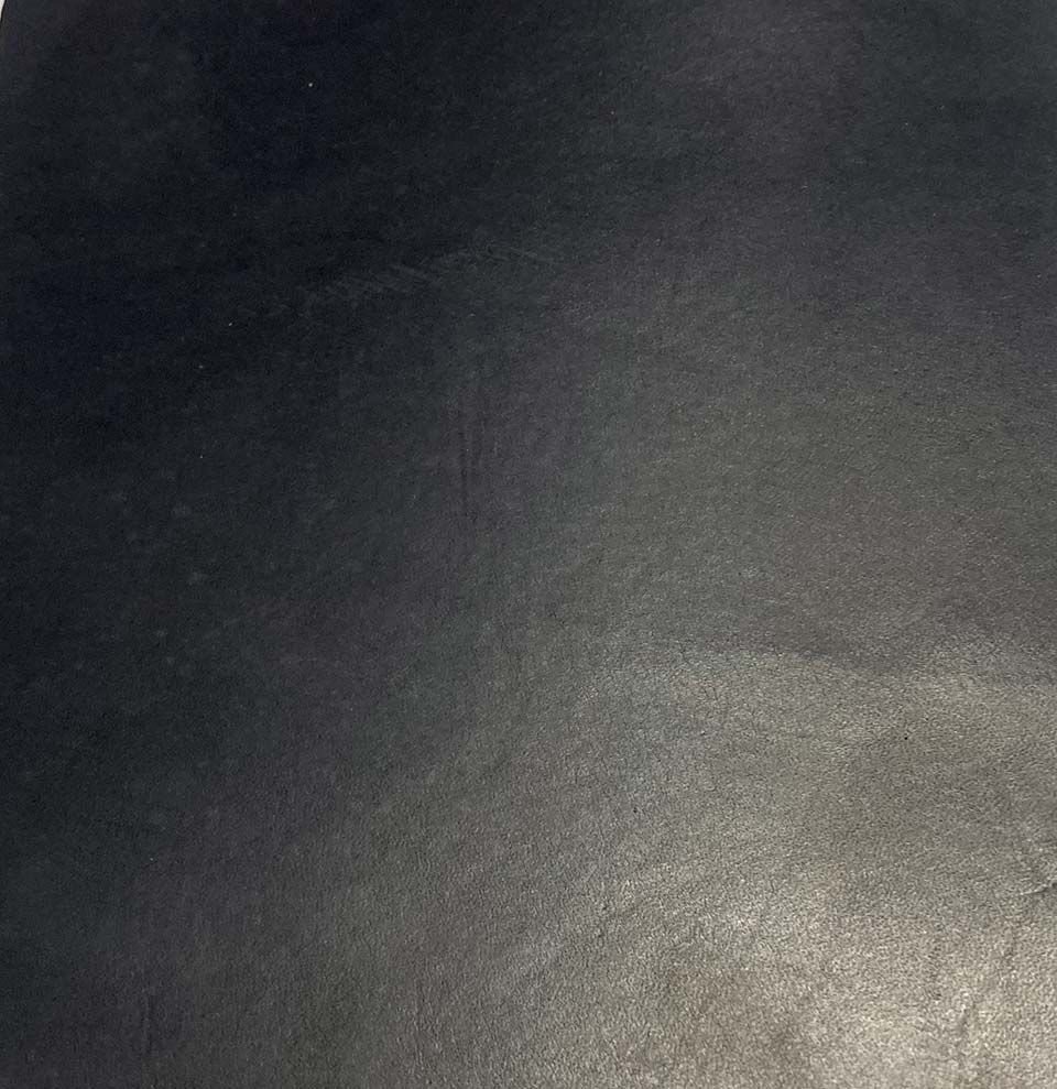 Fondo abstracto oscuro, casi negro, con una tenue textura azul grisácea que recuerda a las nubes.