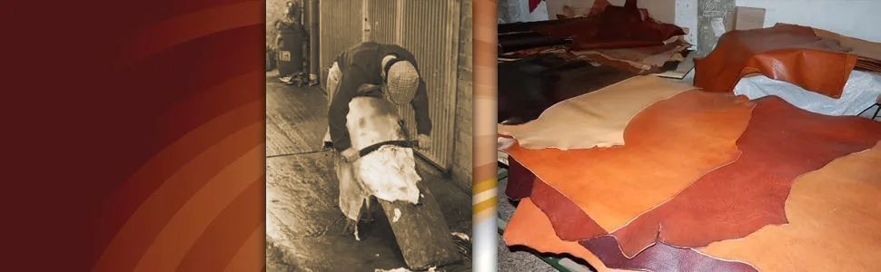 Un hombre está arrodillado junto a una pila de cuero.