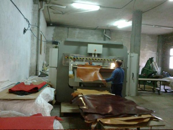 Un hombre está trabajando en una máquina en una fábrica.
