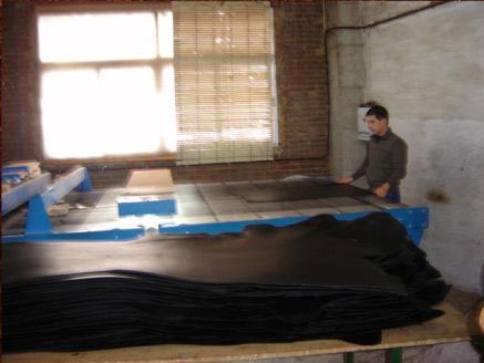 Un hombre está trabajando en una máquina en una habitación.