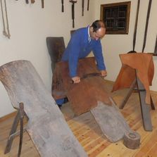 Un hombre está trabajando en un trozo de madera en una habitación.