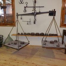 Una balanza colgada del techo de una habitación.