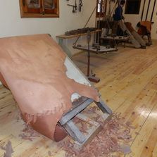 Una silla está colocada sobre un piso de madera en una habitación.