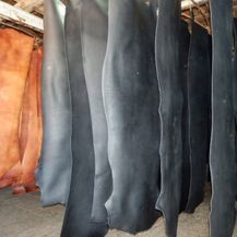 Un montón de piezas de cuero colgadas en un estante.