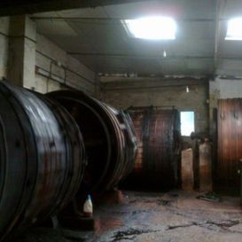 Una habitación con muchos barriles dentro